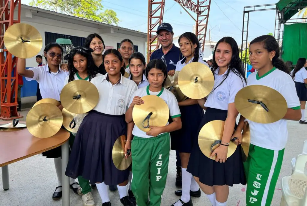 niños de La Pesquera recibiendo instrumentos para la Banda