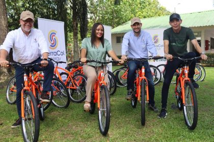 entrega bicicletas, Alcalde de Arauca, Gestora Social y equipo de SierraCol Energy